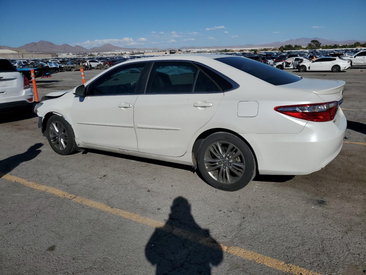 2016 Toyota Camry Le - zdjęcie 2