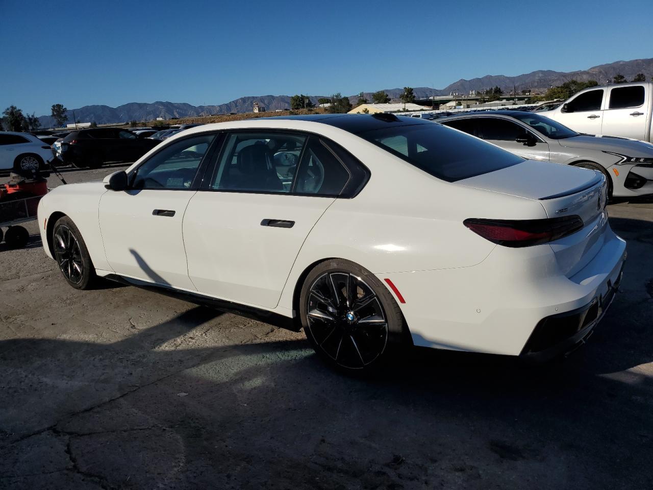 2023 BMW 760 Xi - zdjęcie 2