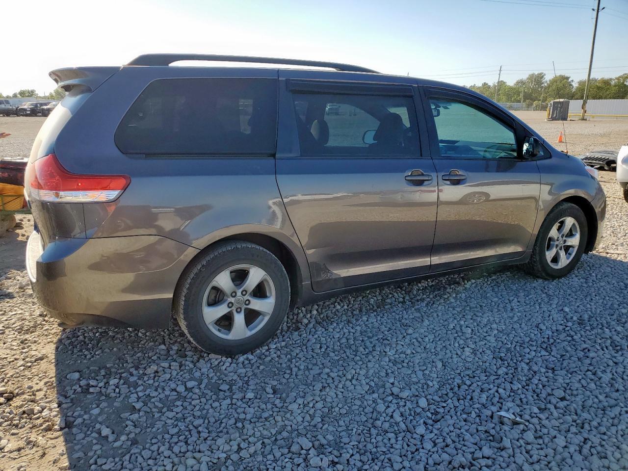 2013 Toyota Sienna - zdjęcie 3