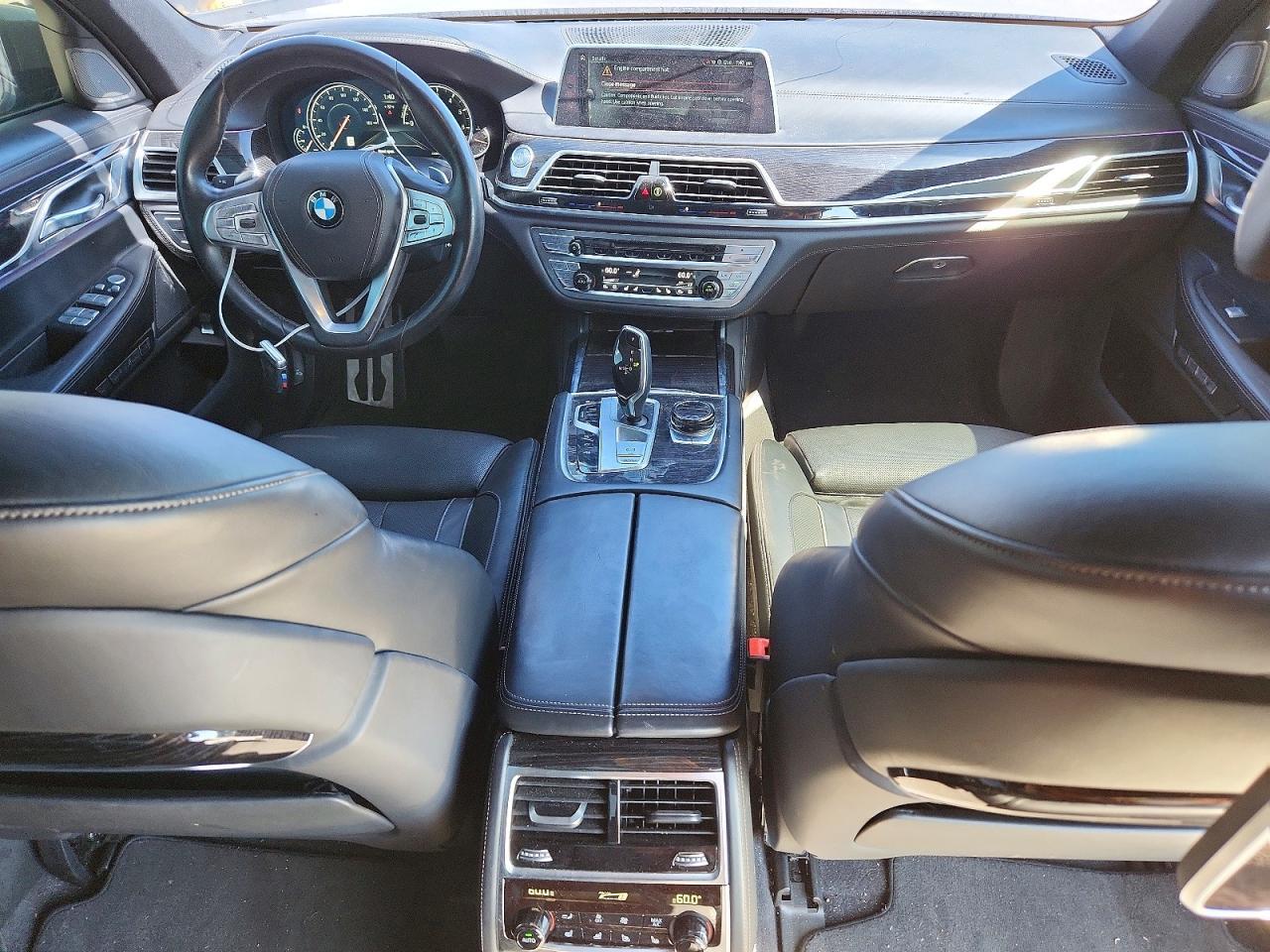2016 BMW Seria 7 750i - zdjęcie 8