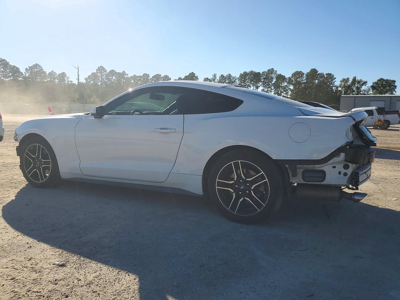 2020 Ford Mustang - zdjęcie 2