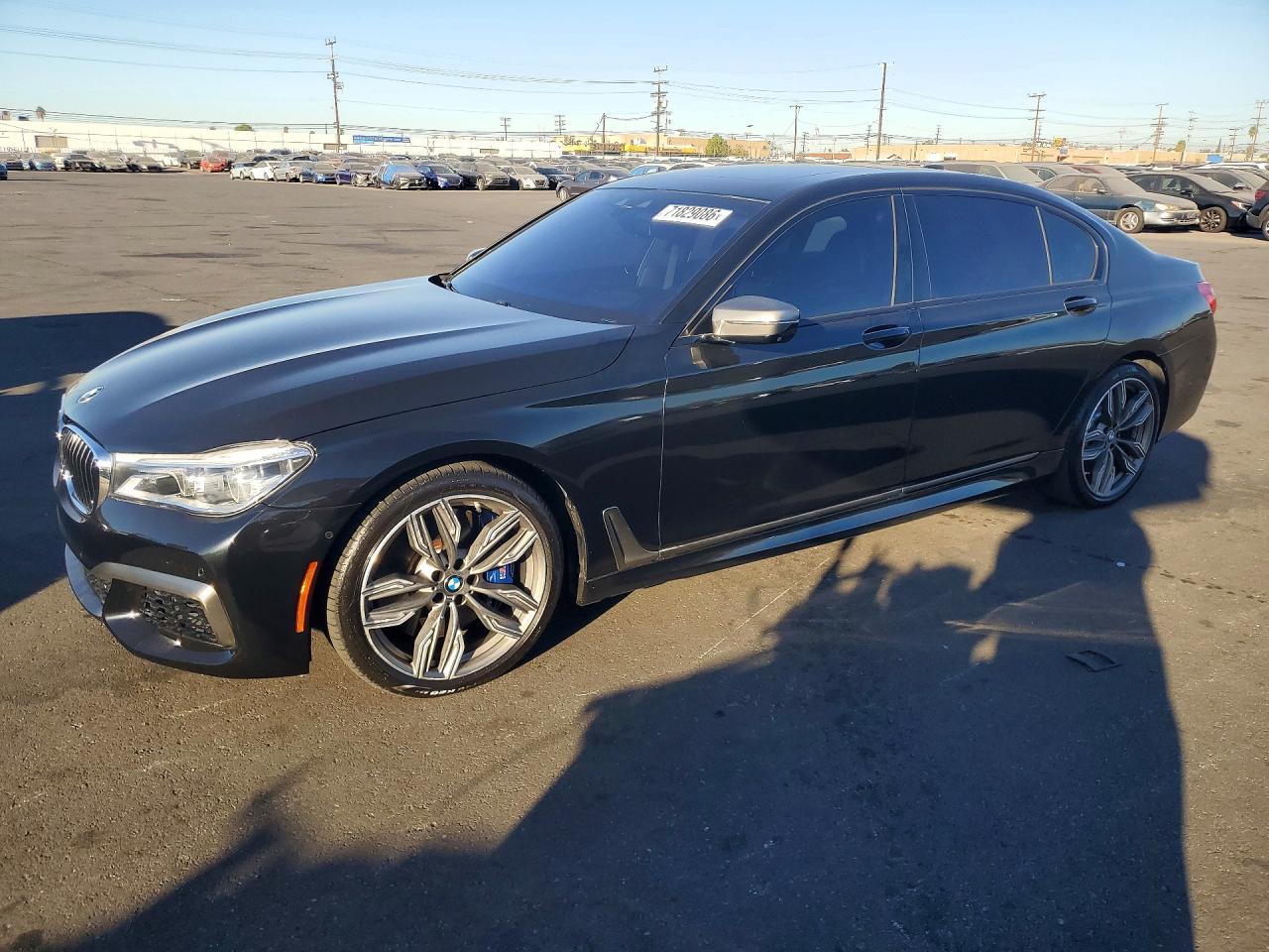 2019 BMW Seria 7 M760i - zdjęcie główne