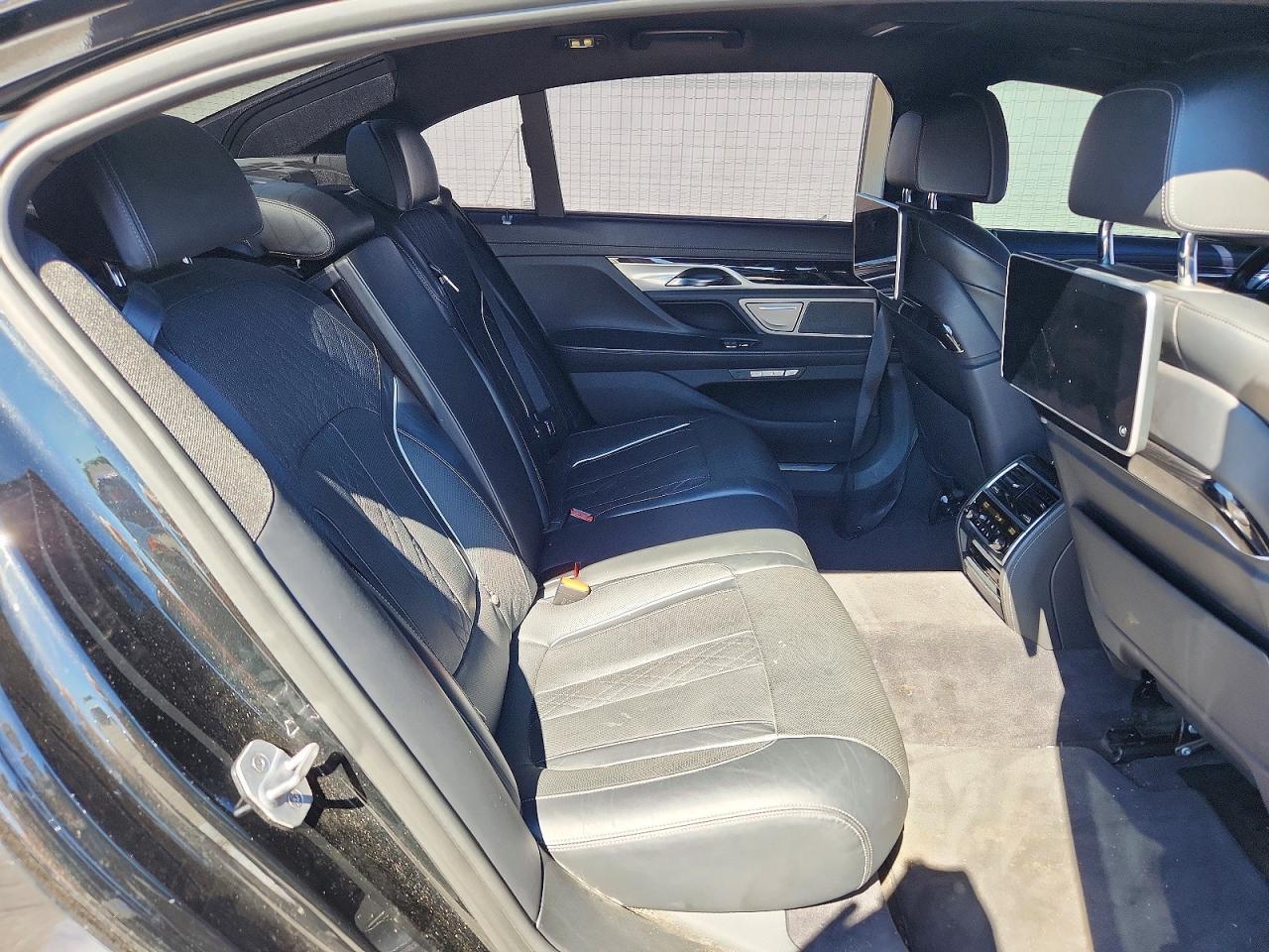 2016 BMW Seria 7 750i - zdjęcie 10