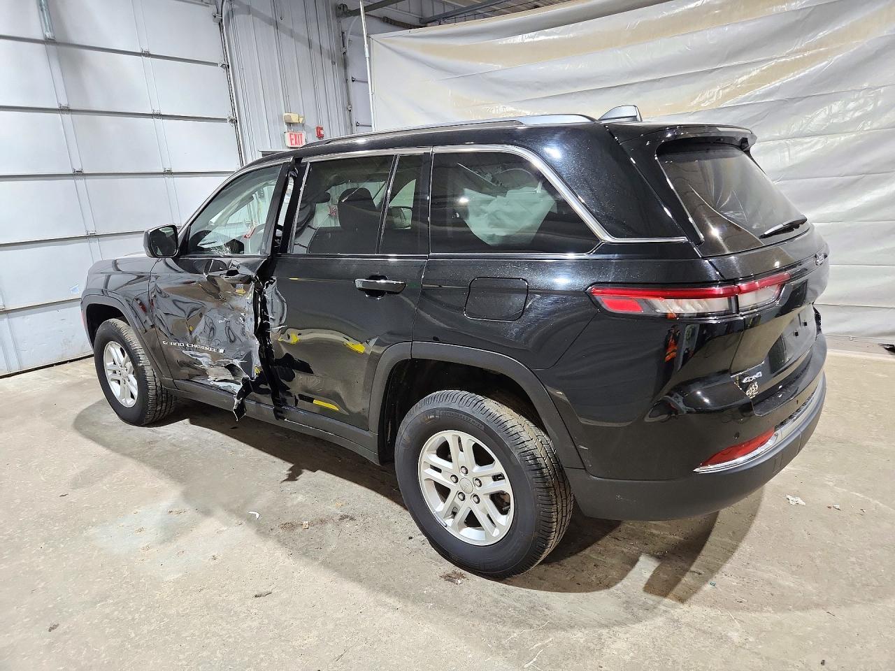 2022 Jeep Grand Cherokee Laredo - zdjęcie 2
