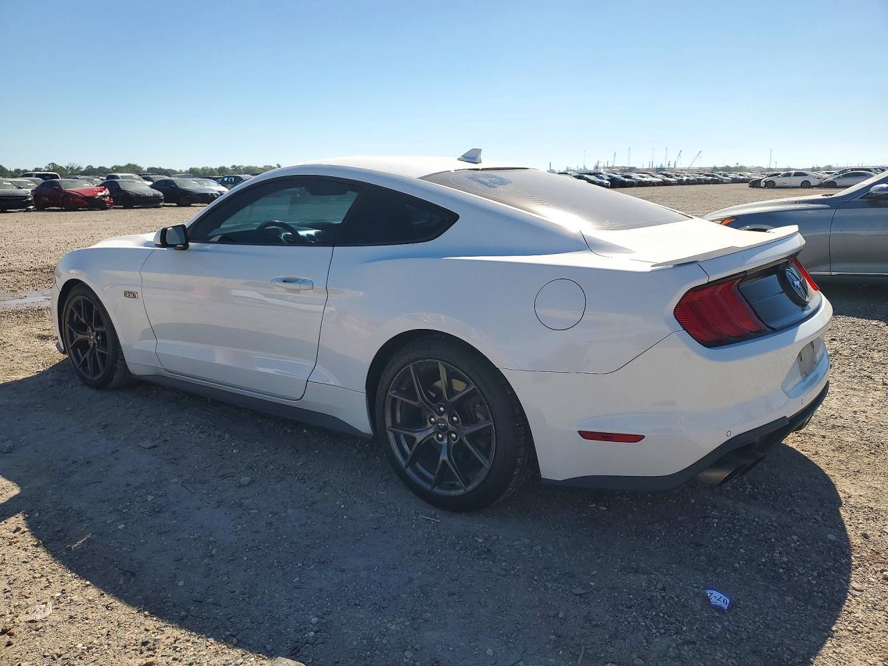 2021 Ford Mustang - zdjęcie 2
