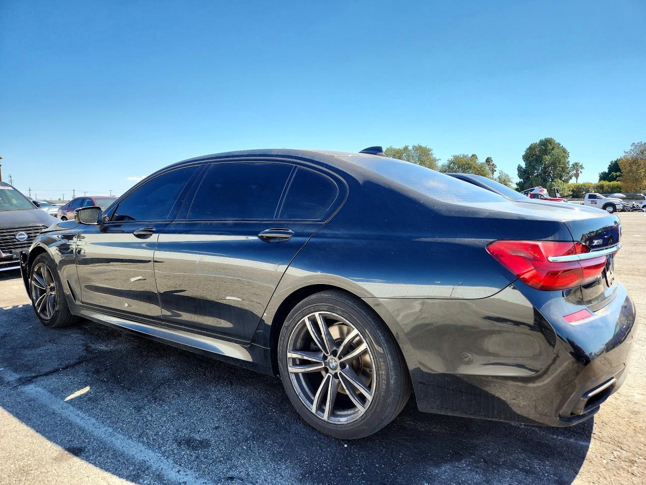 2016 BMW Seria 7 750i - zdjęcie 2
