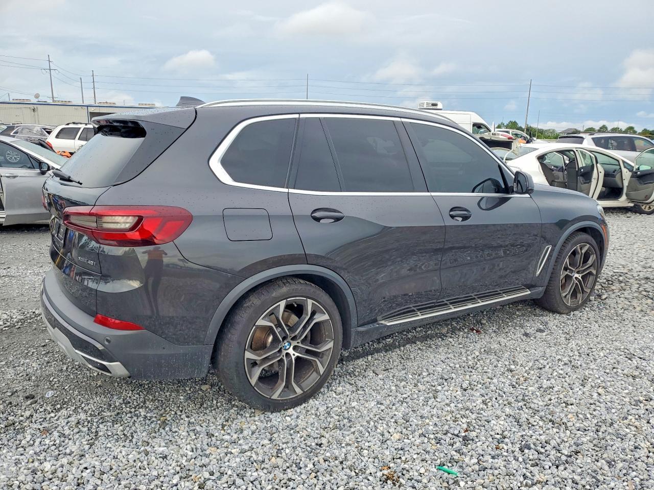 2021 BMW X5 xDrive40I - zdjęcie 3