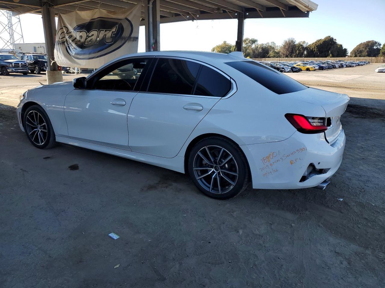 2019 BMW 330I - zdjęcie 2