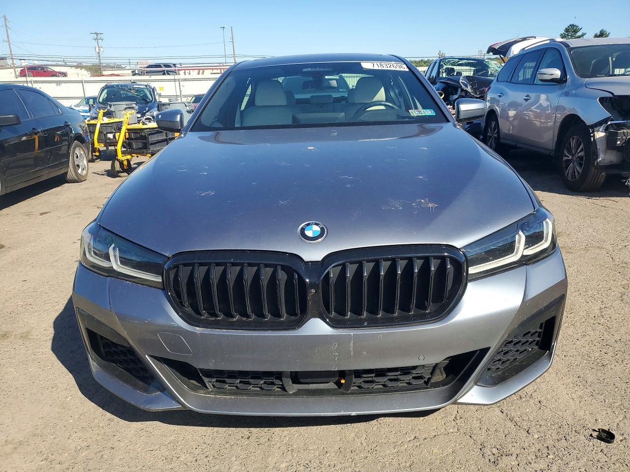 2021 BMW Seria 5 M550i - zdjęcie 5