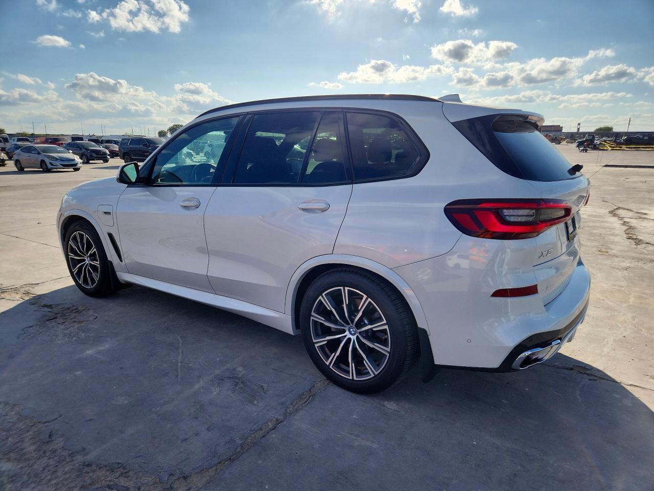 2022 BMW X5 xDrive45E - zdjęcie 2