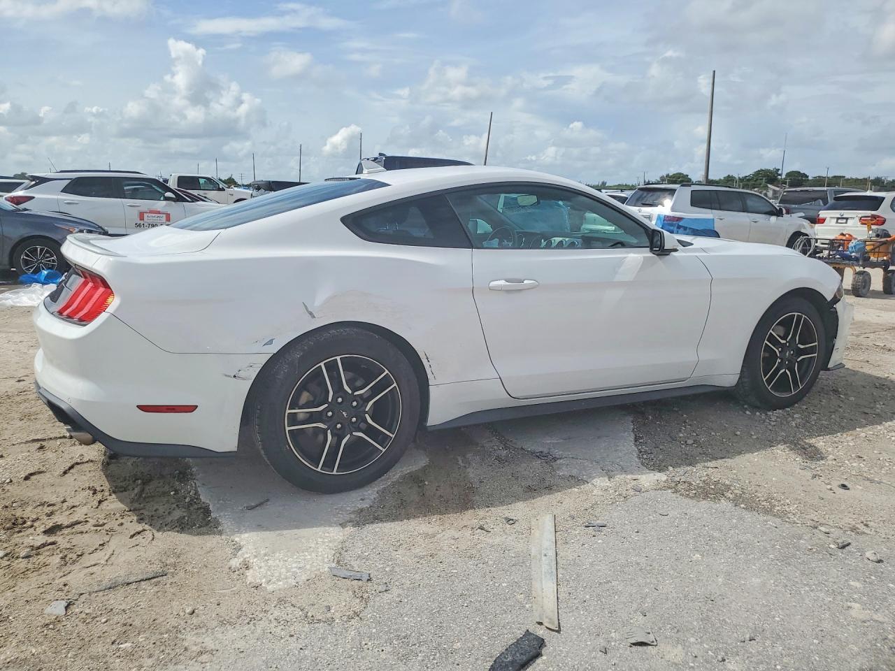 2021 Ford Mustang - zdjęcie 3