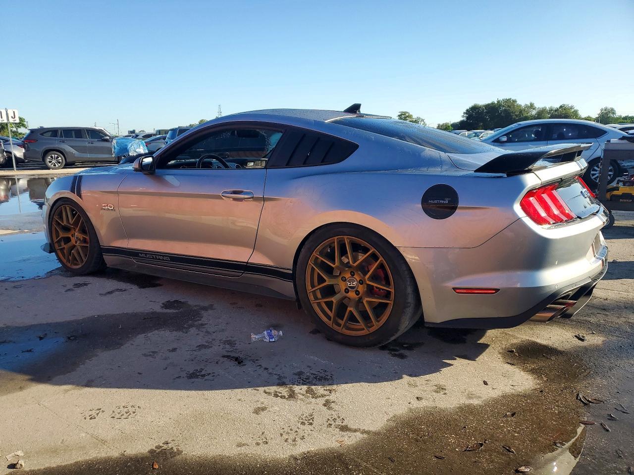 2021 Ford Mustang Gt - zdjęcie 2