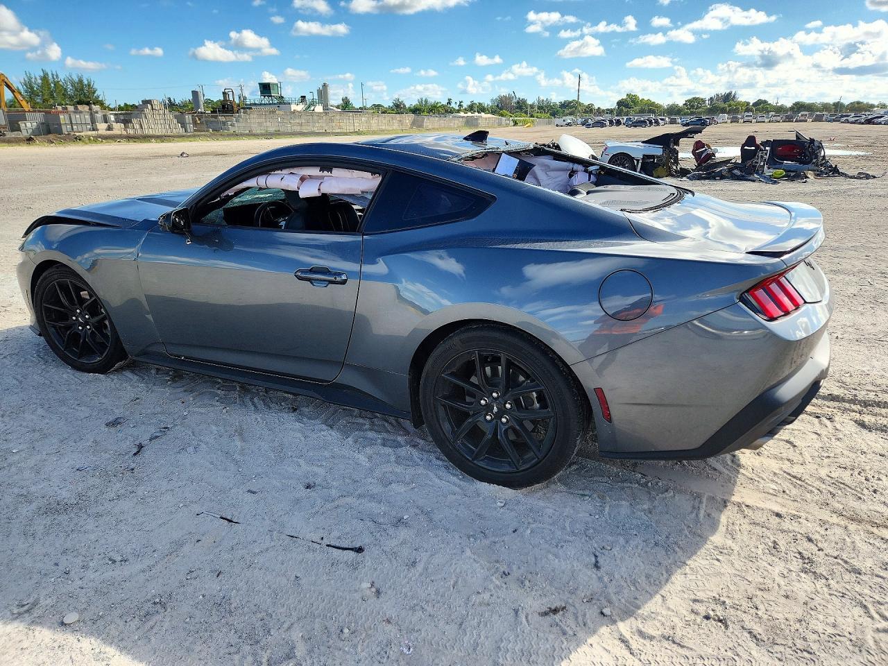 2025 Ford Mustang - zdjęcie 2