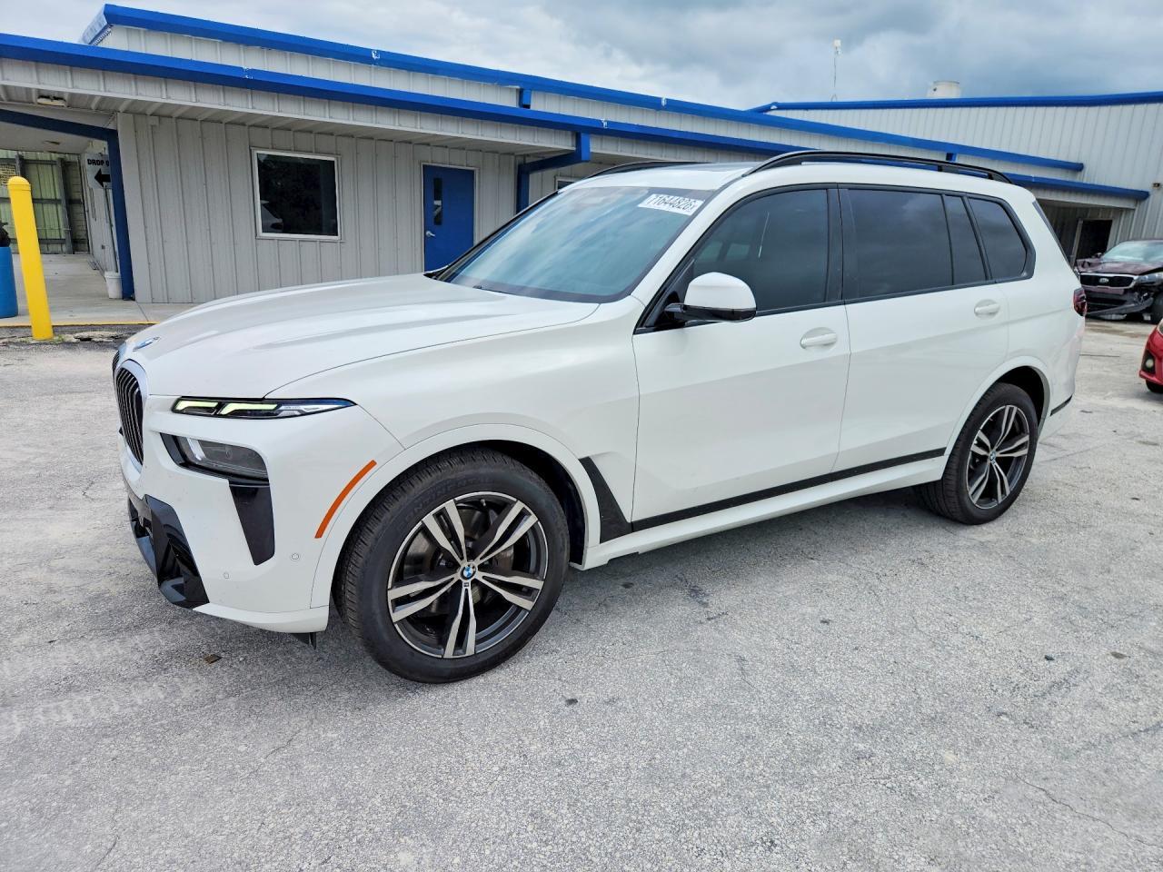 2023 BMW X7 xDrive40I - zdjęcie główne