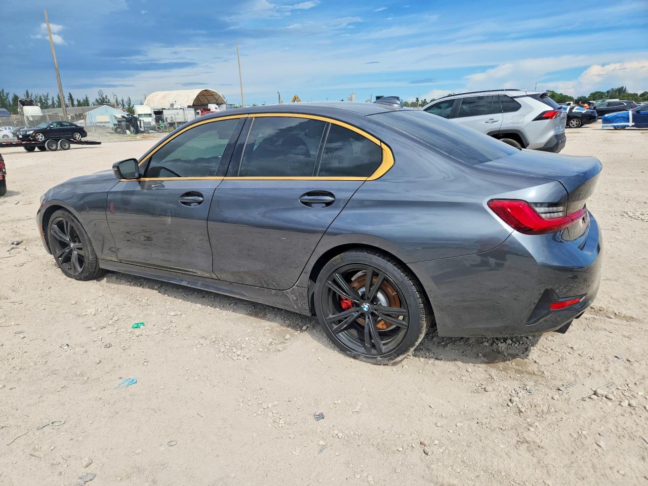 2021 BMW 330I - zdjęcie 2