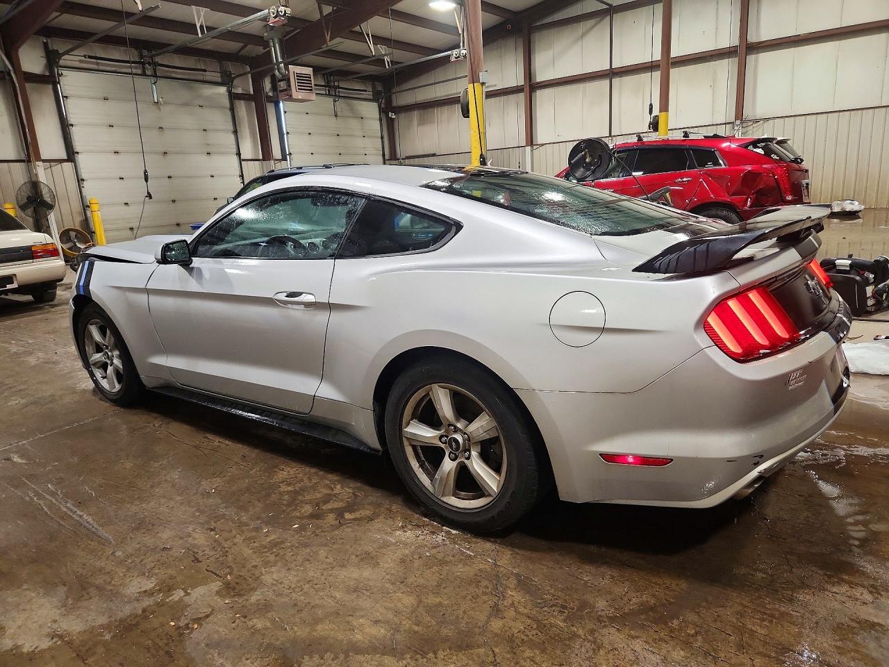 2017 Ford Mustang - zdjęcie 2