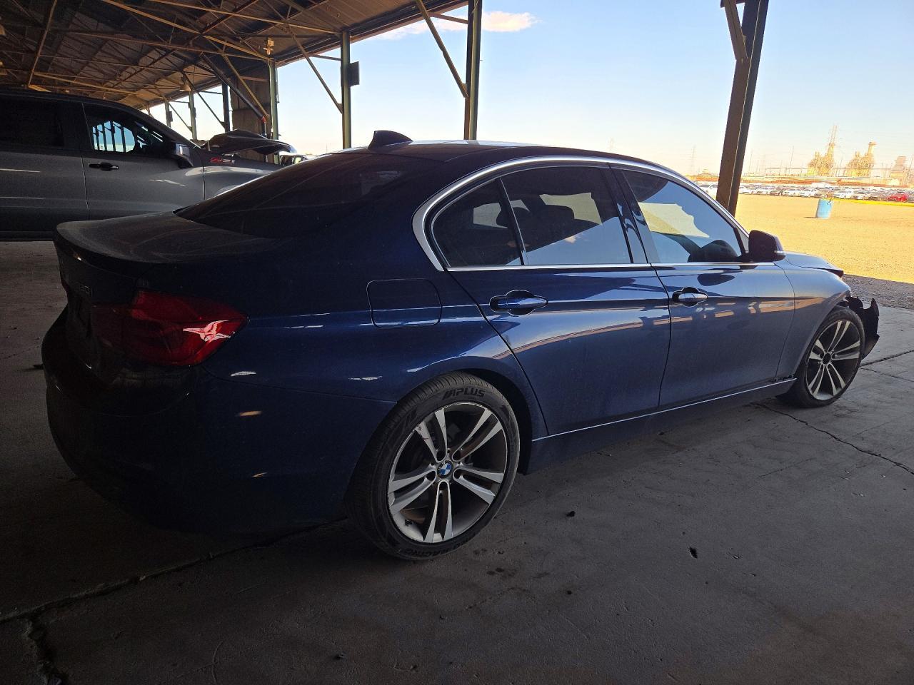 2017 BMW 330 I - zdjęcie 3