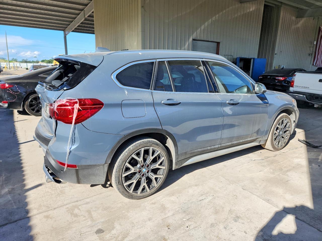 2022 BMW X1 xDrive28I - zdjęcie 3