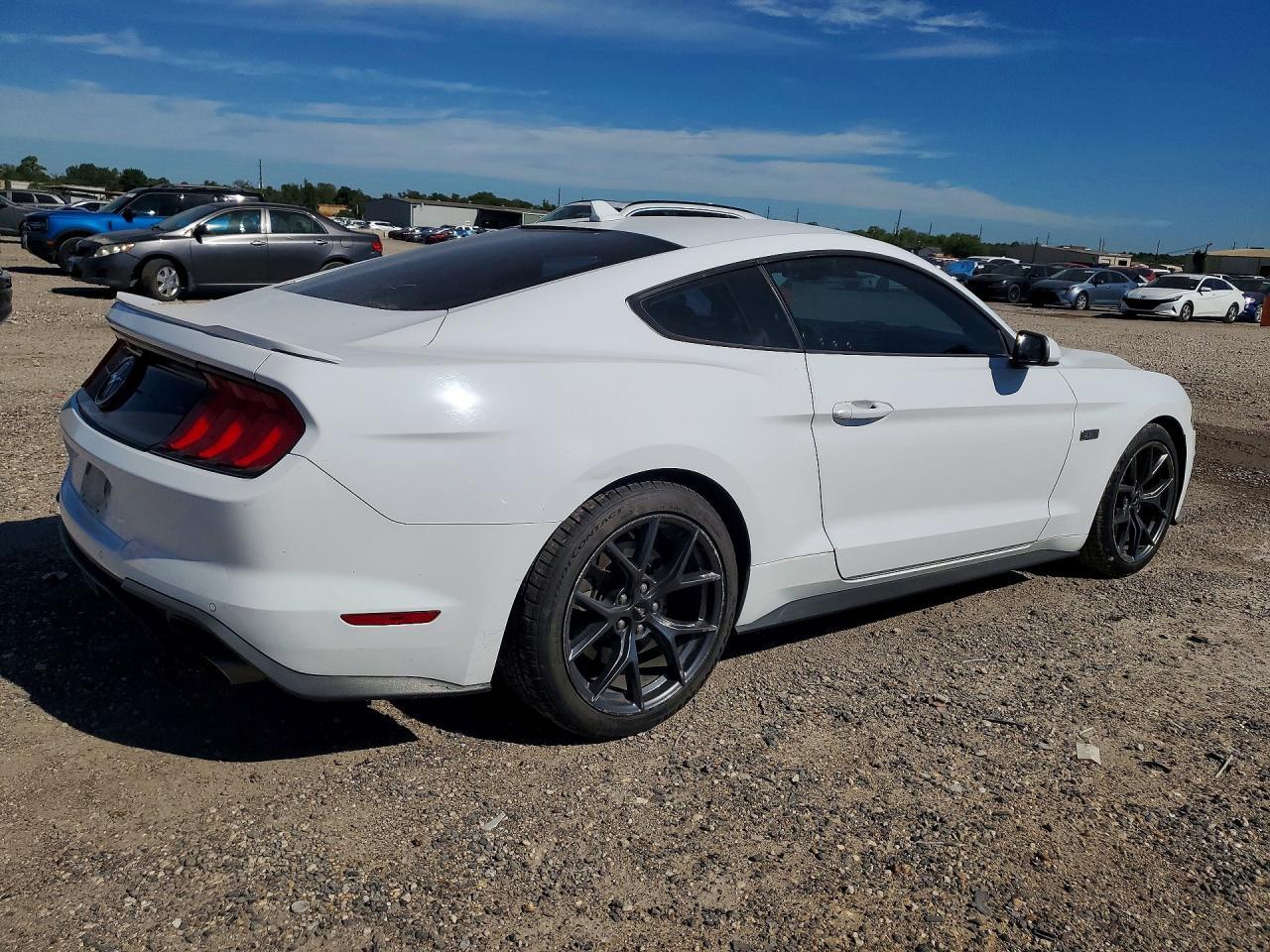 2021 Ford Mustang - zdjęcie 3
