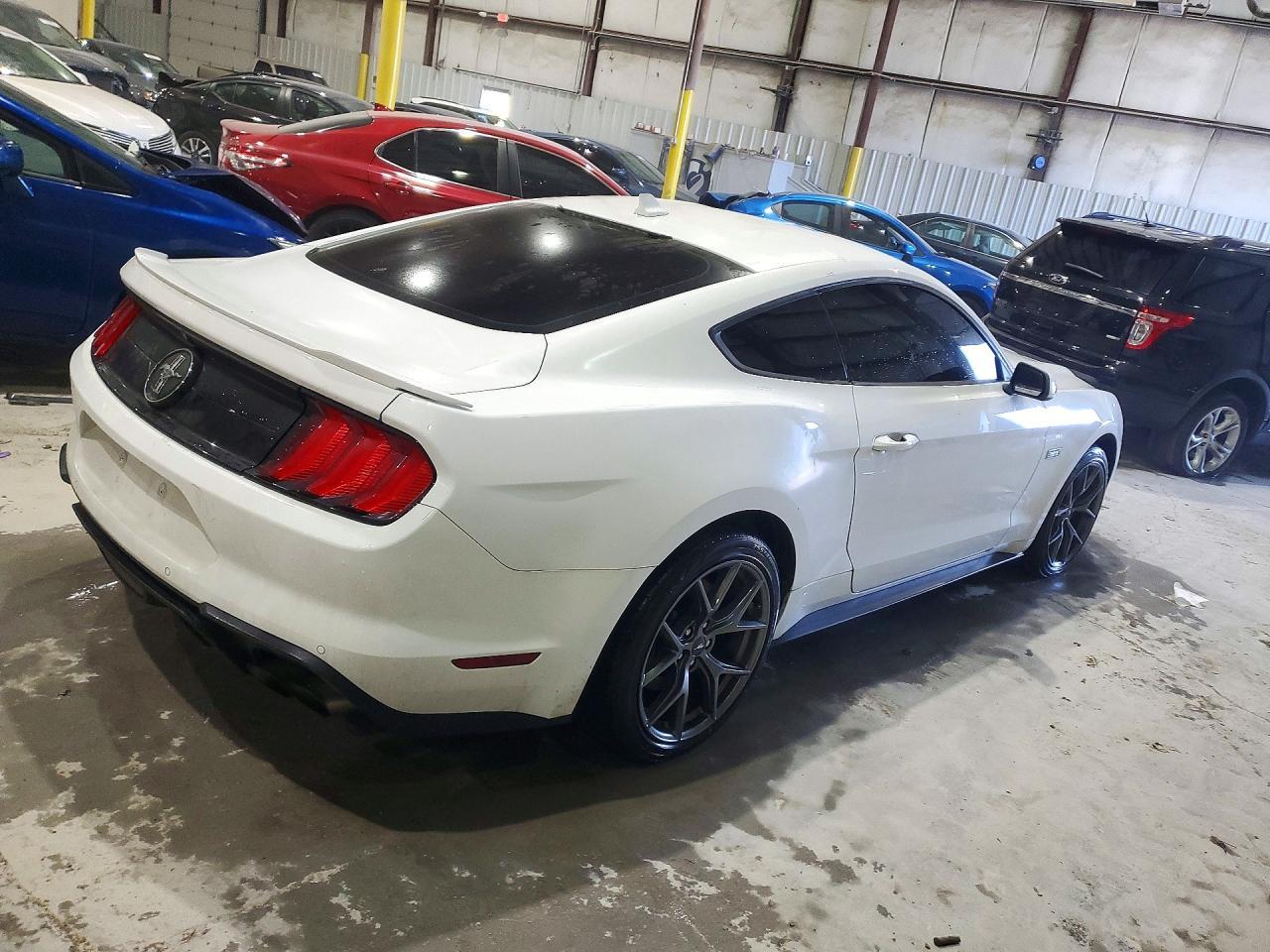 2021 Ford Mustang - zdjęcie 3