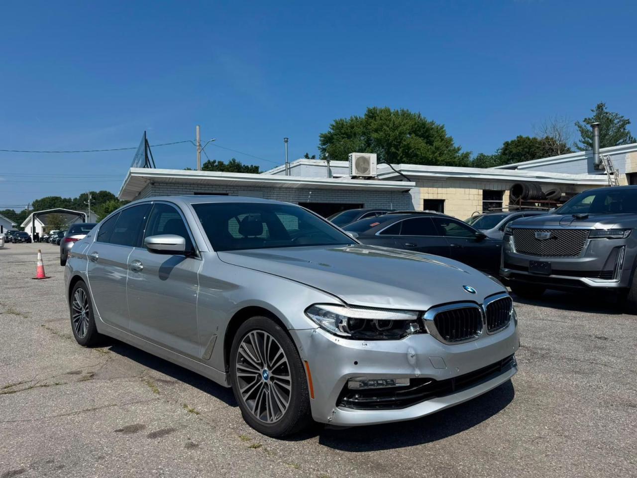2018 BMW Seria 5 530e - zdjęcie główne