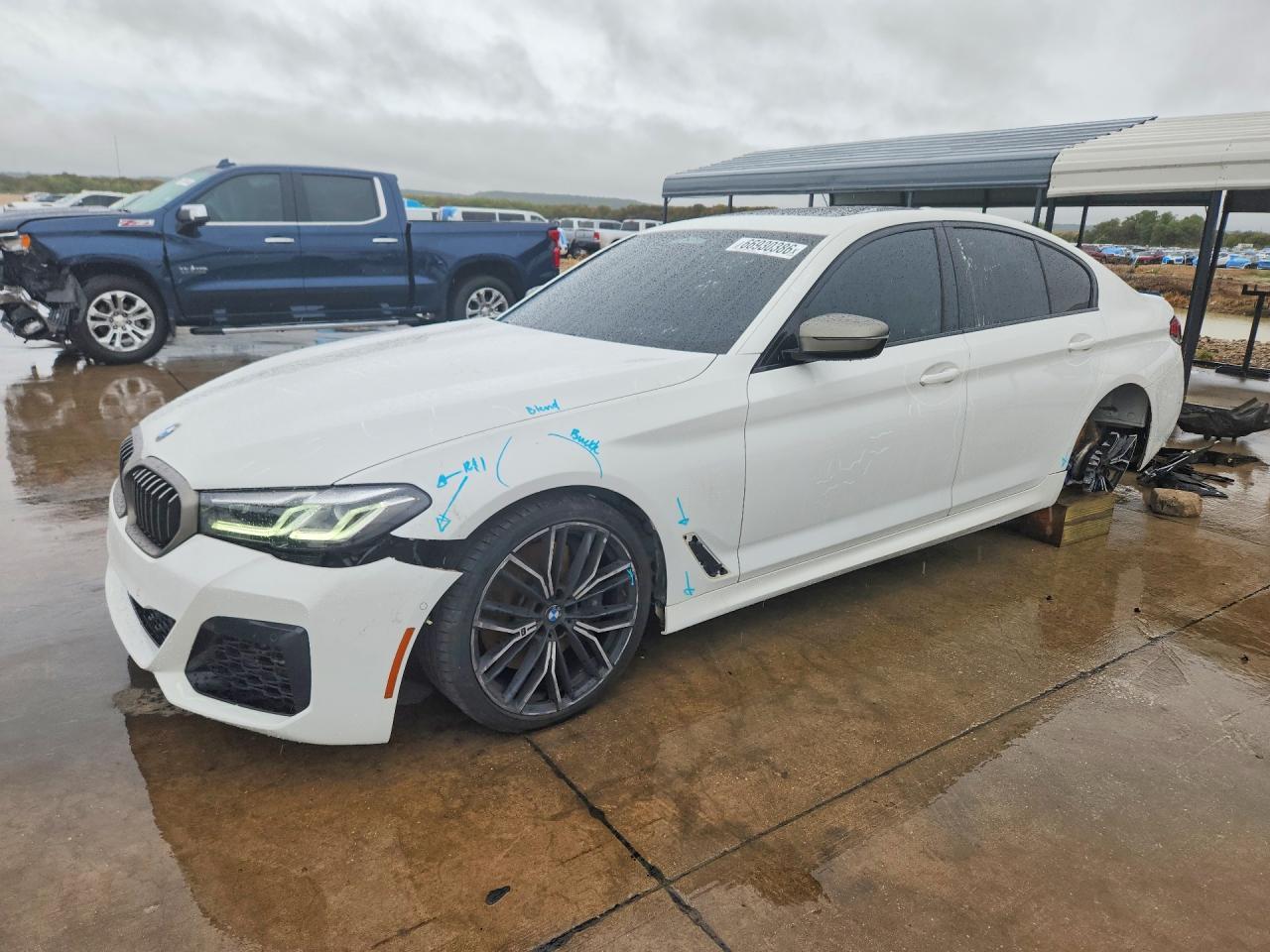 2022 BMW Seria 5 M550i - zdjęcie główne