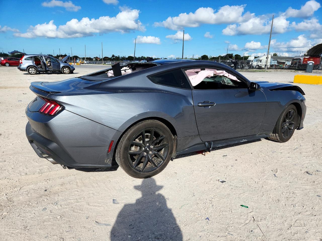 2025 Ford Mustang - zdjęcie 3