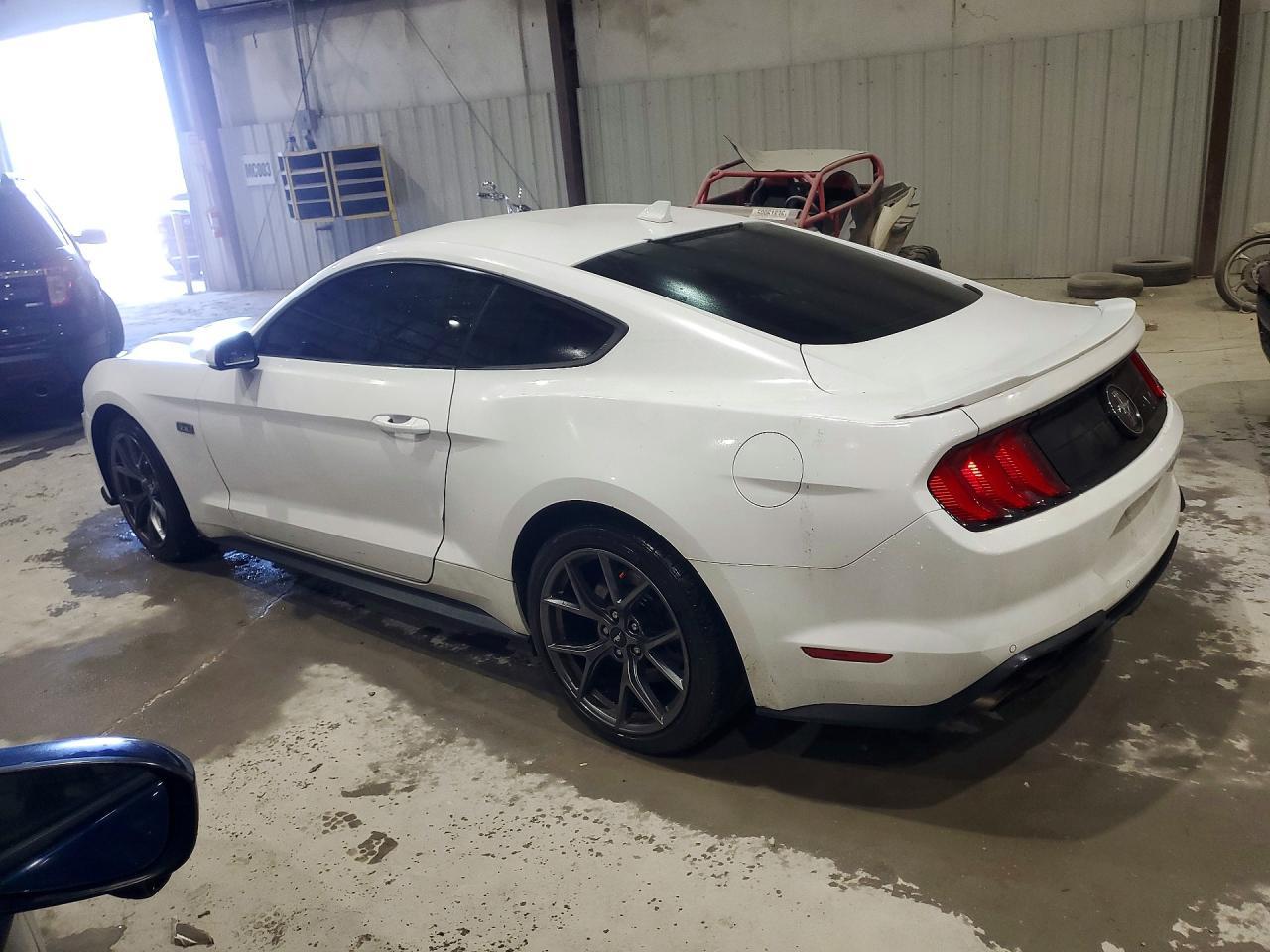 2021 Ford Mustang - zdjęcie 2