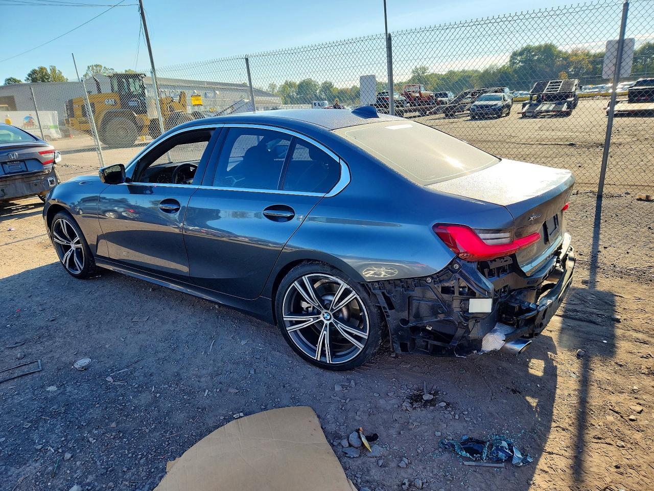 2021 BMW Seria 3 330i - zdjęcie 2