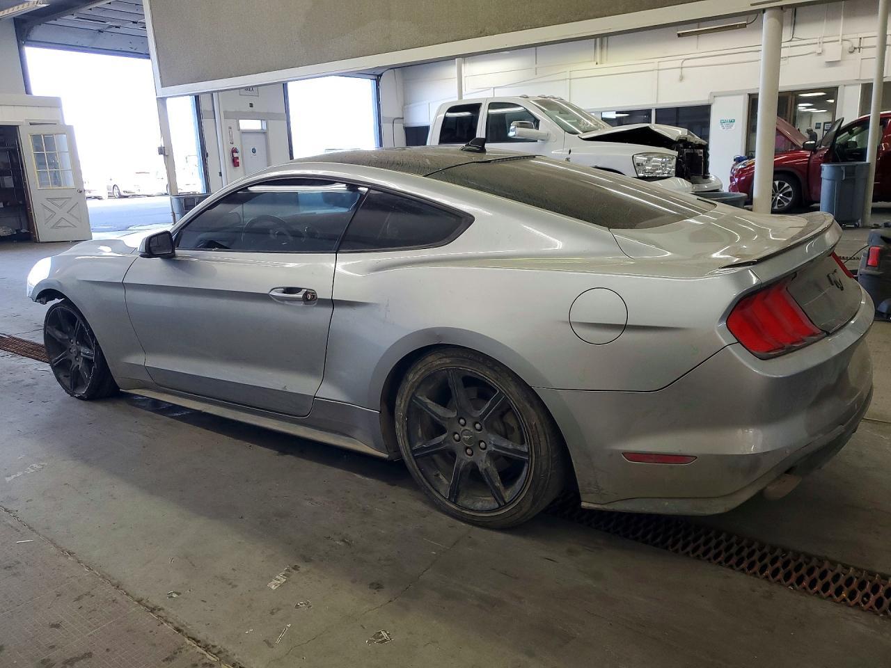 2020 Ford Mustang - zdjęcie 2