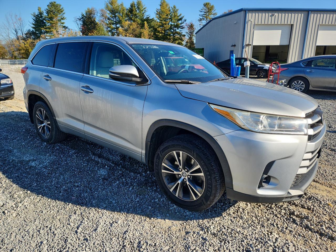 2017 Toyota Highlander Le - zdjęcie 4