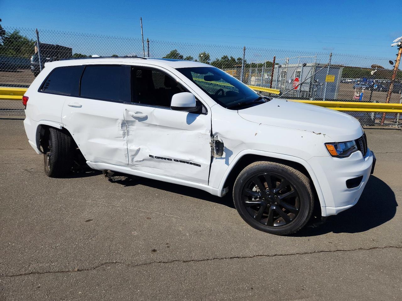 2022 Jeep Grand Cherokee Laredo E - zdjęcie 4