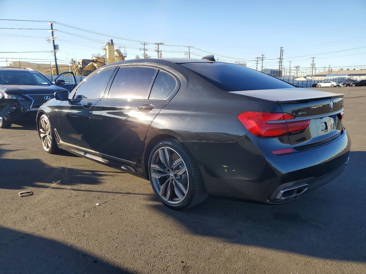 2019 BMW Seria 7 M760i - zdjęcie 2