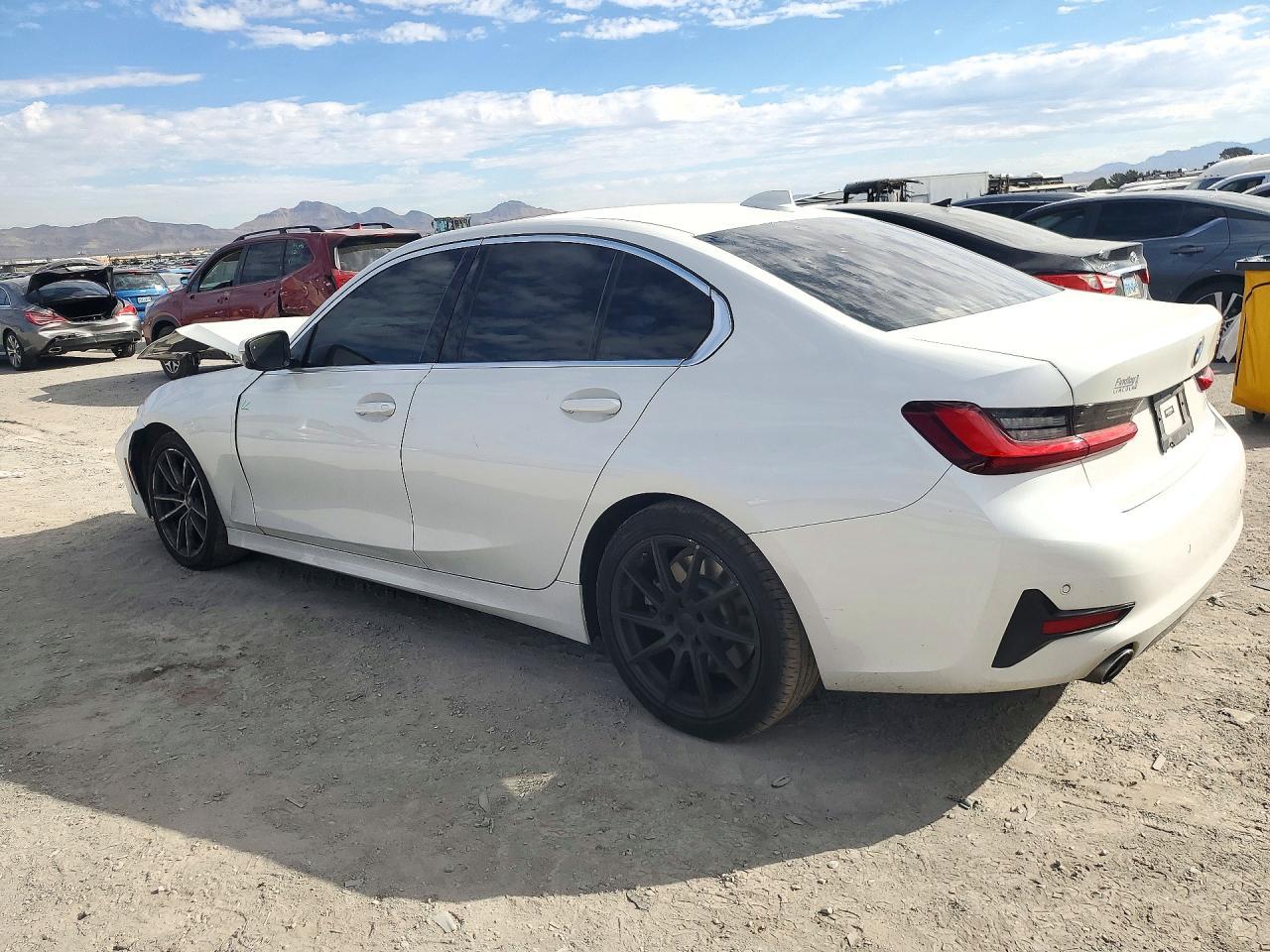2022 BMW 330I - zdjęcie 2