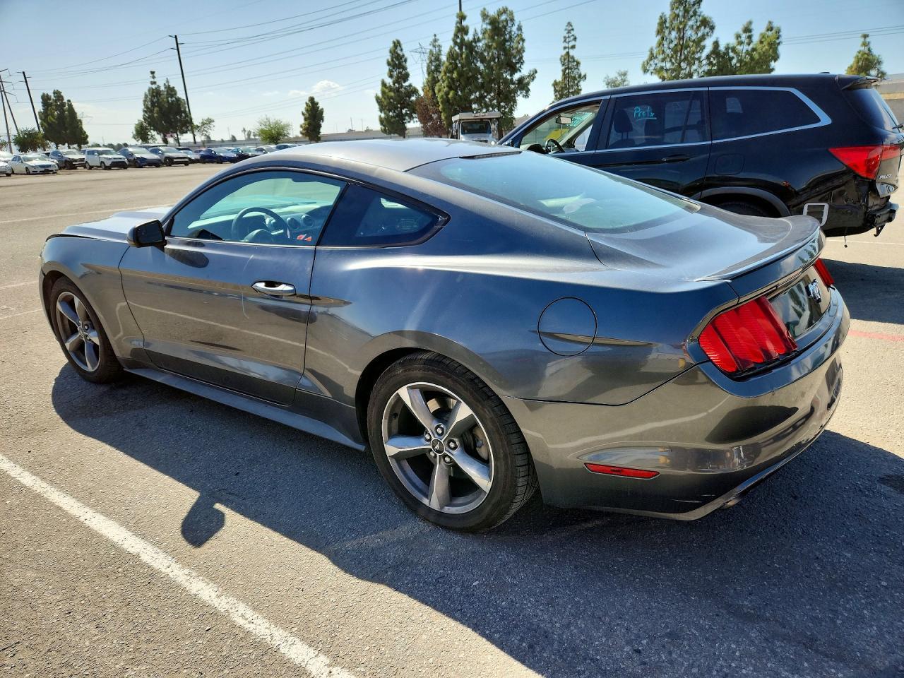 2016 Ford Mustang - zdjęcie 2