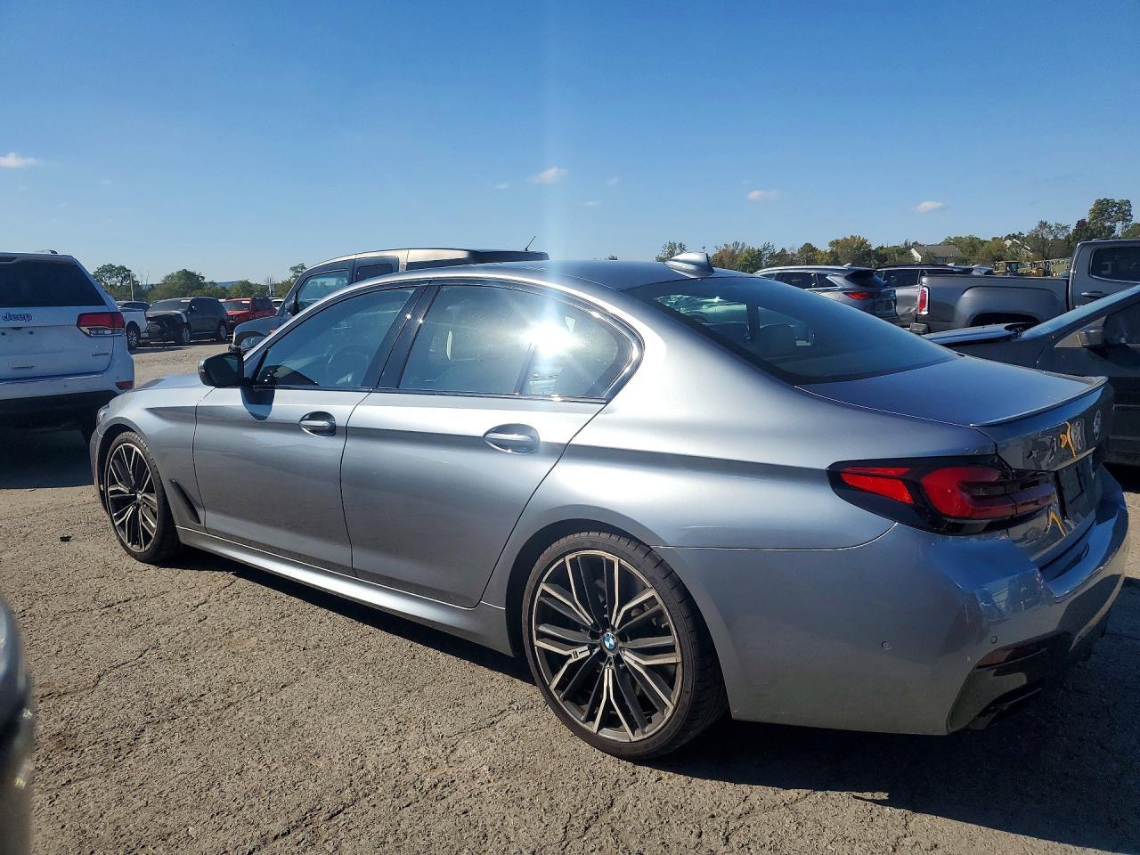 2021 BMW Seria 5 M550i - zdjęcie 2