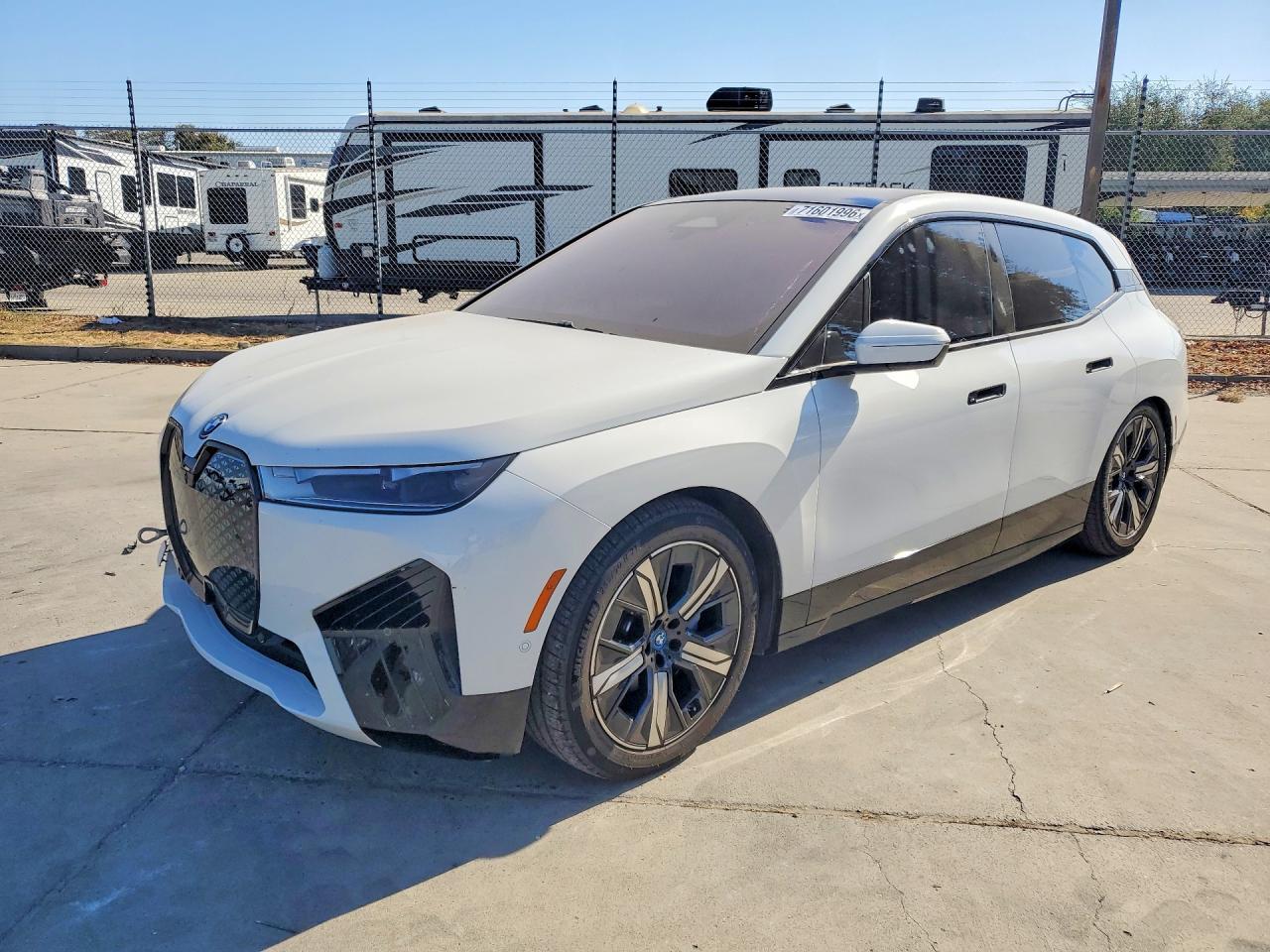 2023 BMW Ix xDrive50 - zdjęcie główne