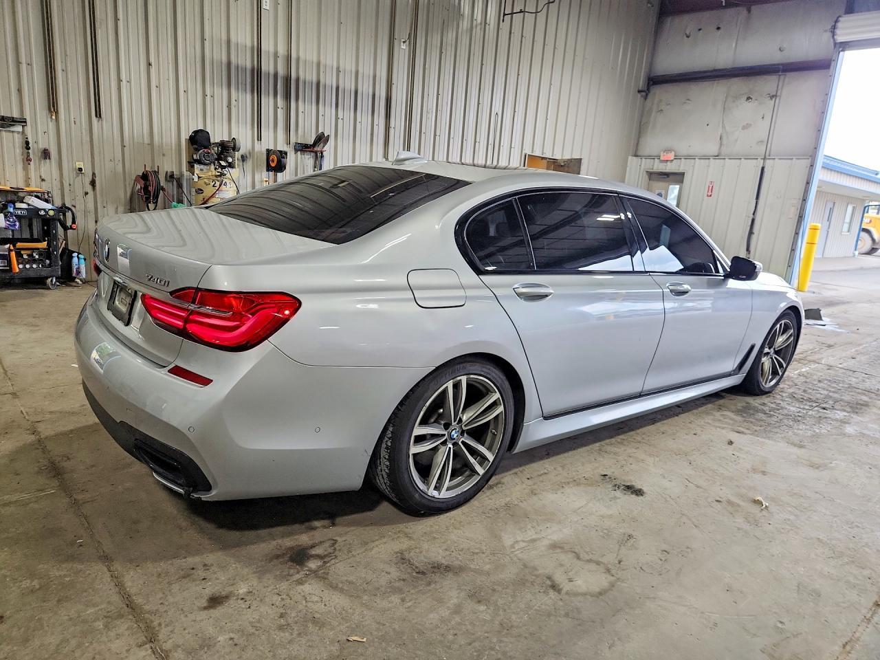 2018 BMW Seria 7 740i - zdjęcie 3