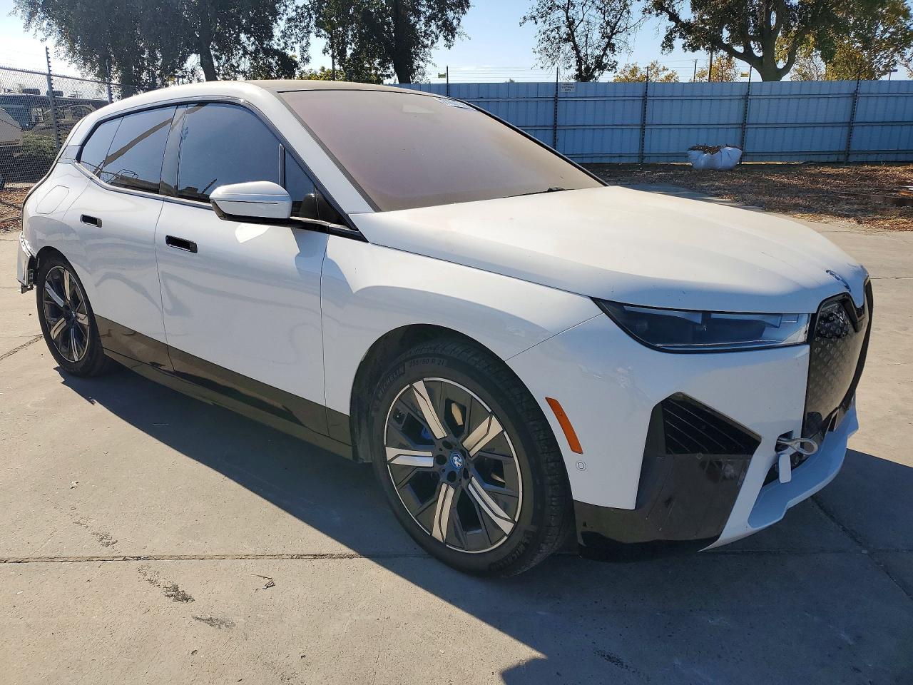 2023 BMW Ix xDrive50 - zdjęcie 4