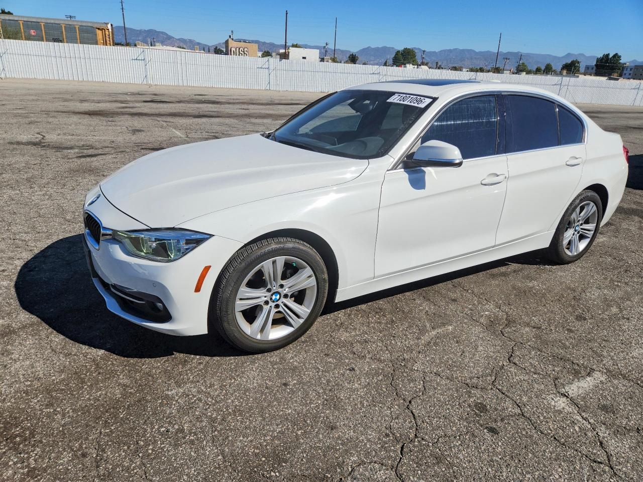 2017 BMW Seria 3 330i - zdjęcie główne