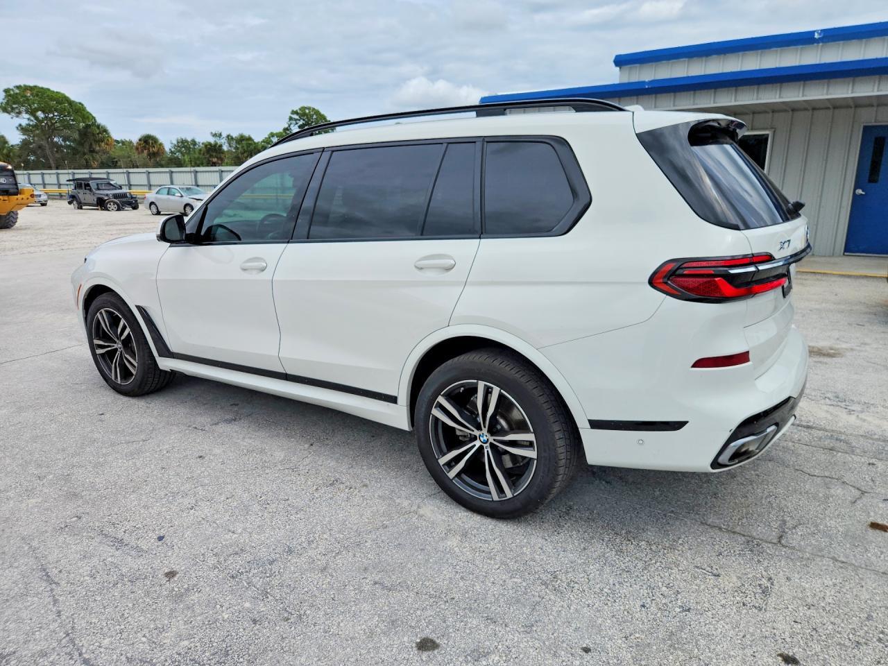 2023 BMW X7 xDrive40I - zdjęcie 2