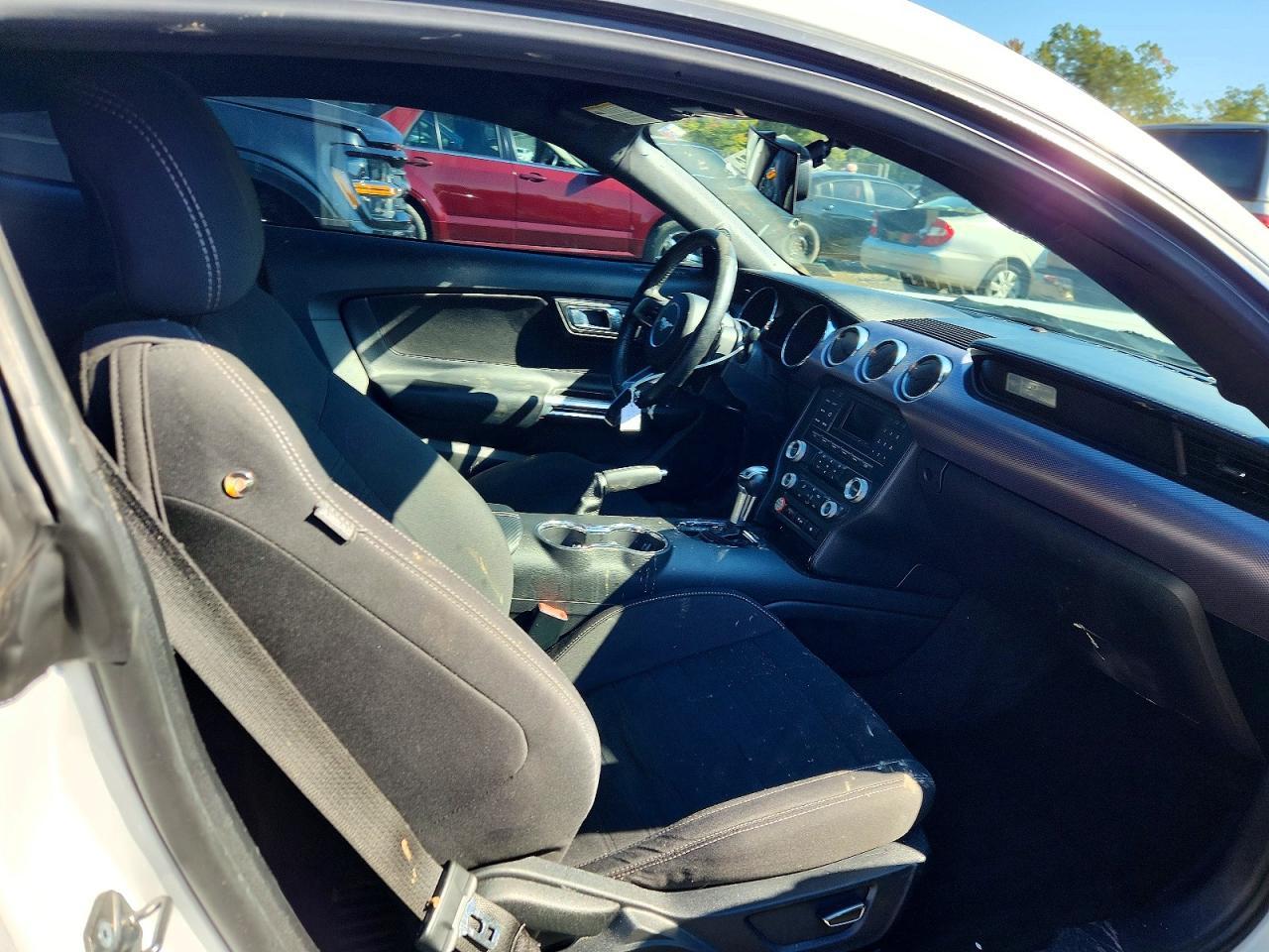 2017 Ford Mustang - zdjęcie 10