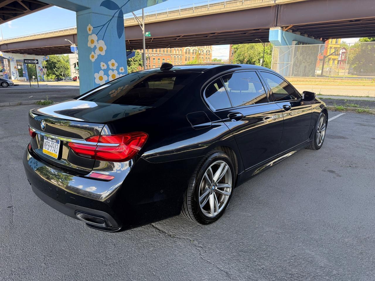2019 BMW Seria 7 B7 - zdjęcie 4