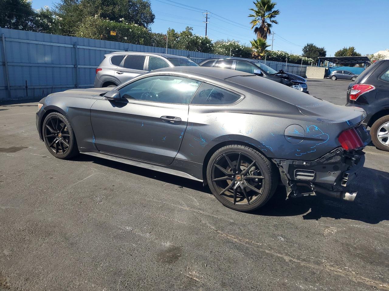2017 Ford Mustang - zdjęcie 2