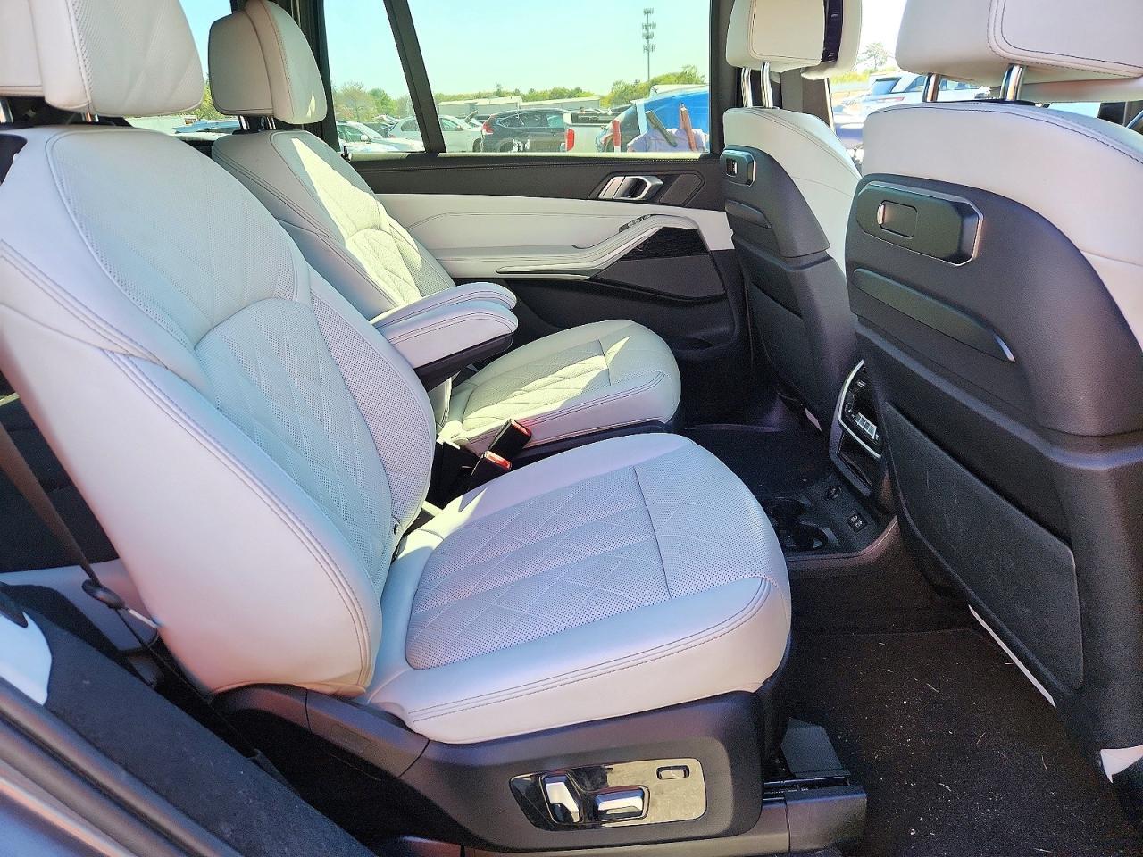 2023 BMW X7 xDrive40I - zdjęcie 11