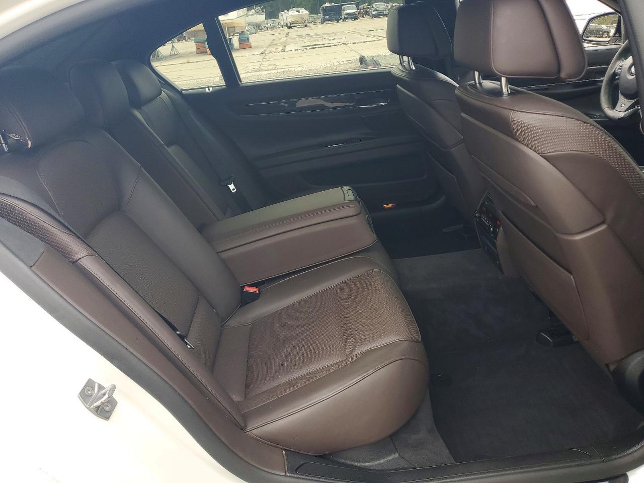 2015 BMW 750 Li - zdjęcie 10