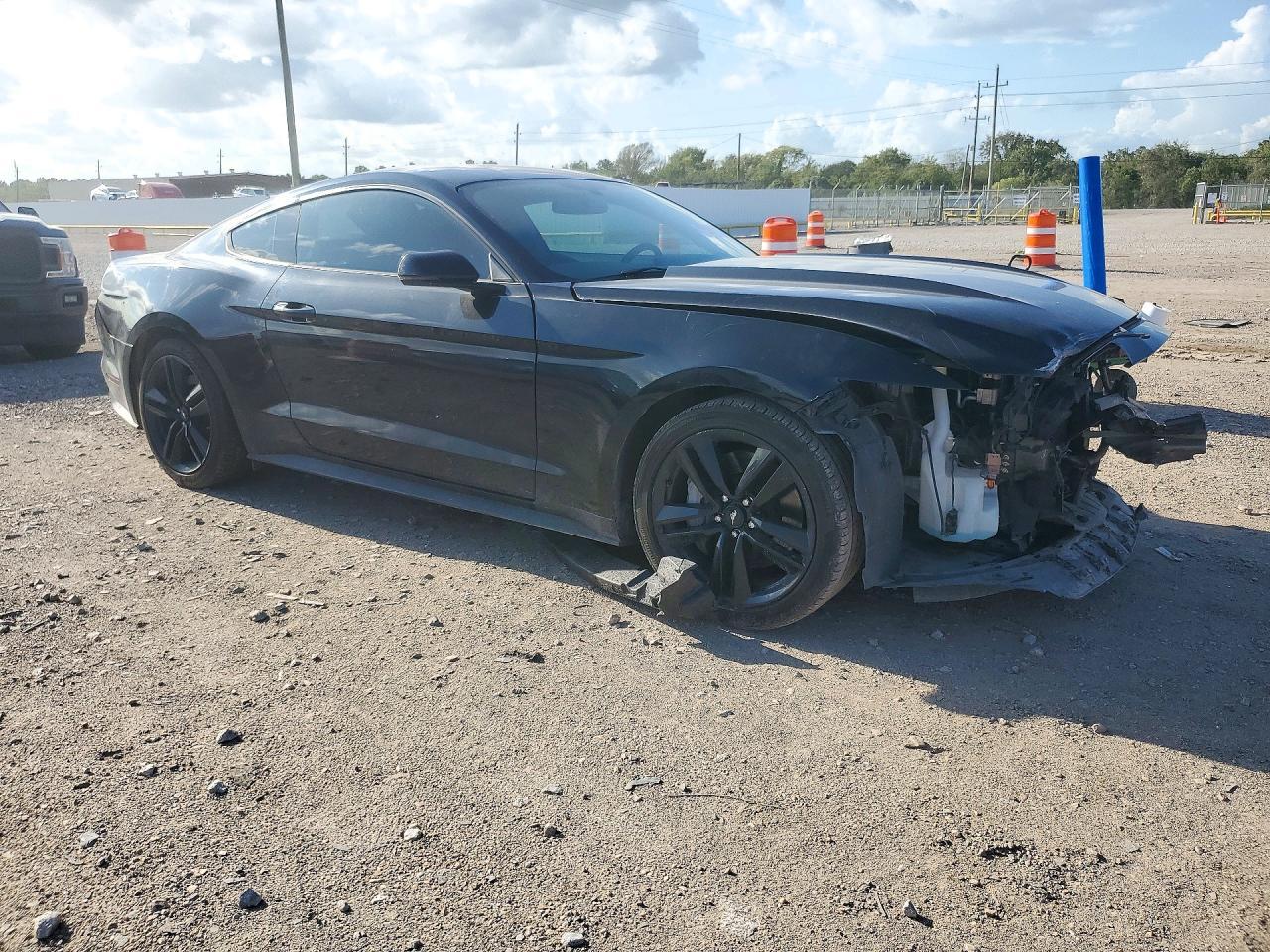 2017 Ford Mustang - zdjęcie 4