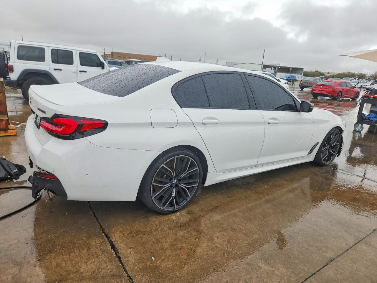 2022 BMW Seria 5 M550i - zdjęcie 3