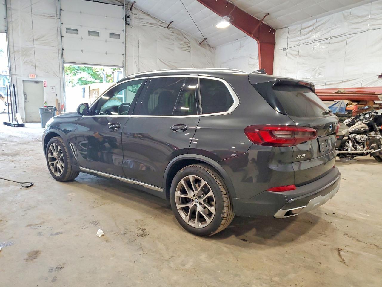 2023 BMW X5 xDrive40I - zdjęcie 2