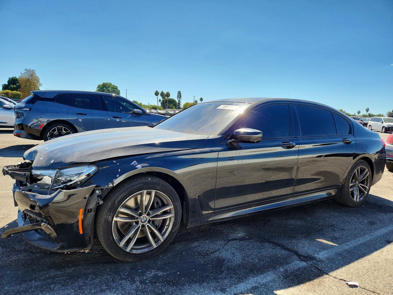 2016 BMW Seria 7 750i - zdjęcie główne